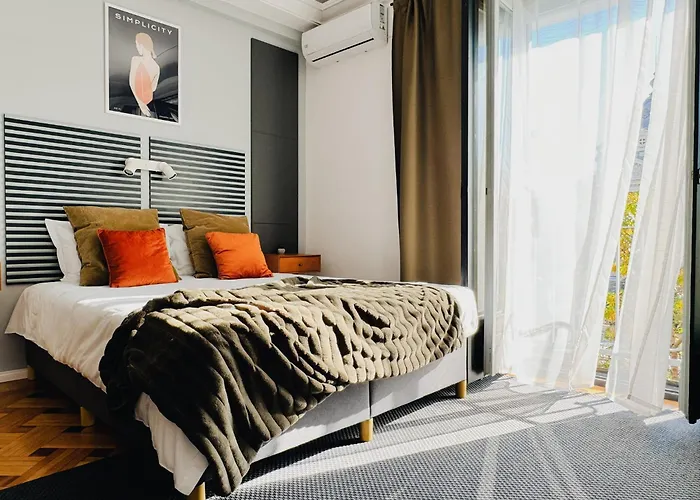 Chic Urbana: 140sqm 5-bedroom Downtown Gem Апартаменты Бухарест